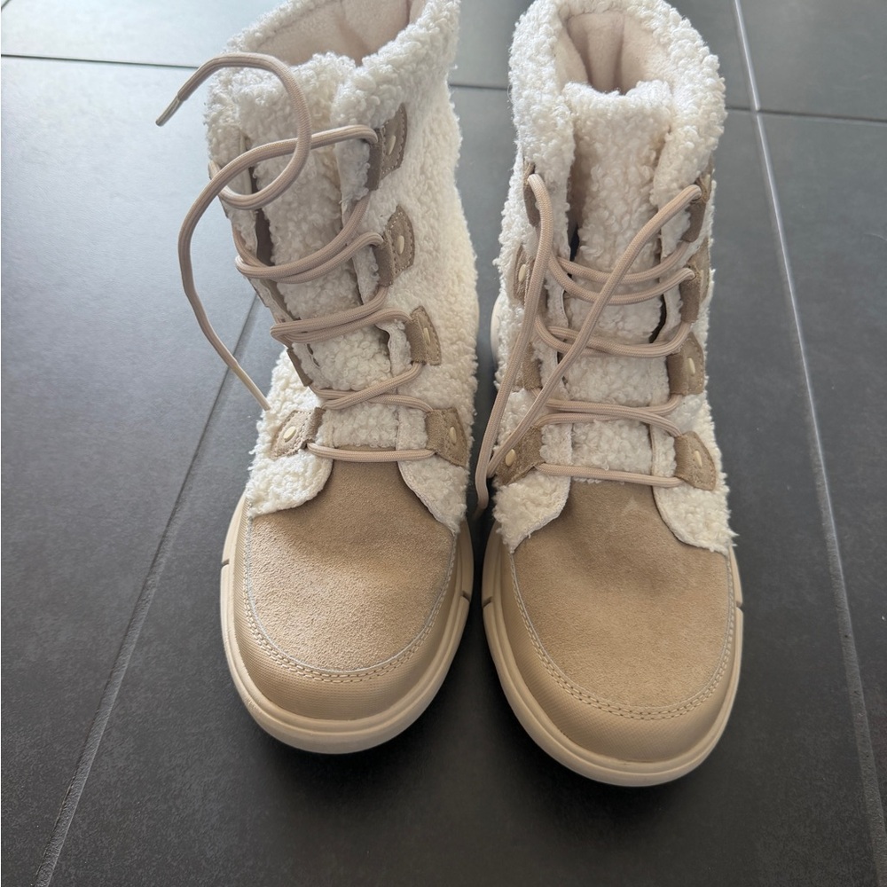 Sorel Women's Lace Up Boots in Cream and Tan